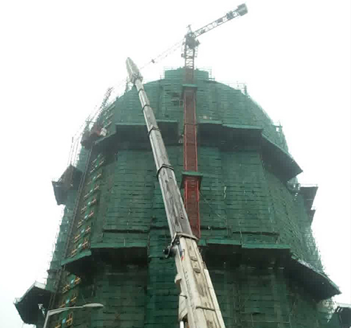 本溪市吊车在工地上作业
